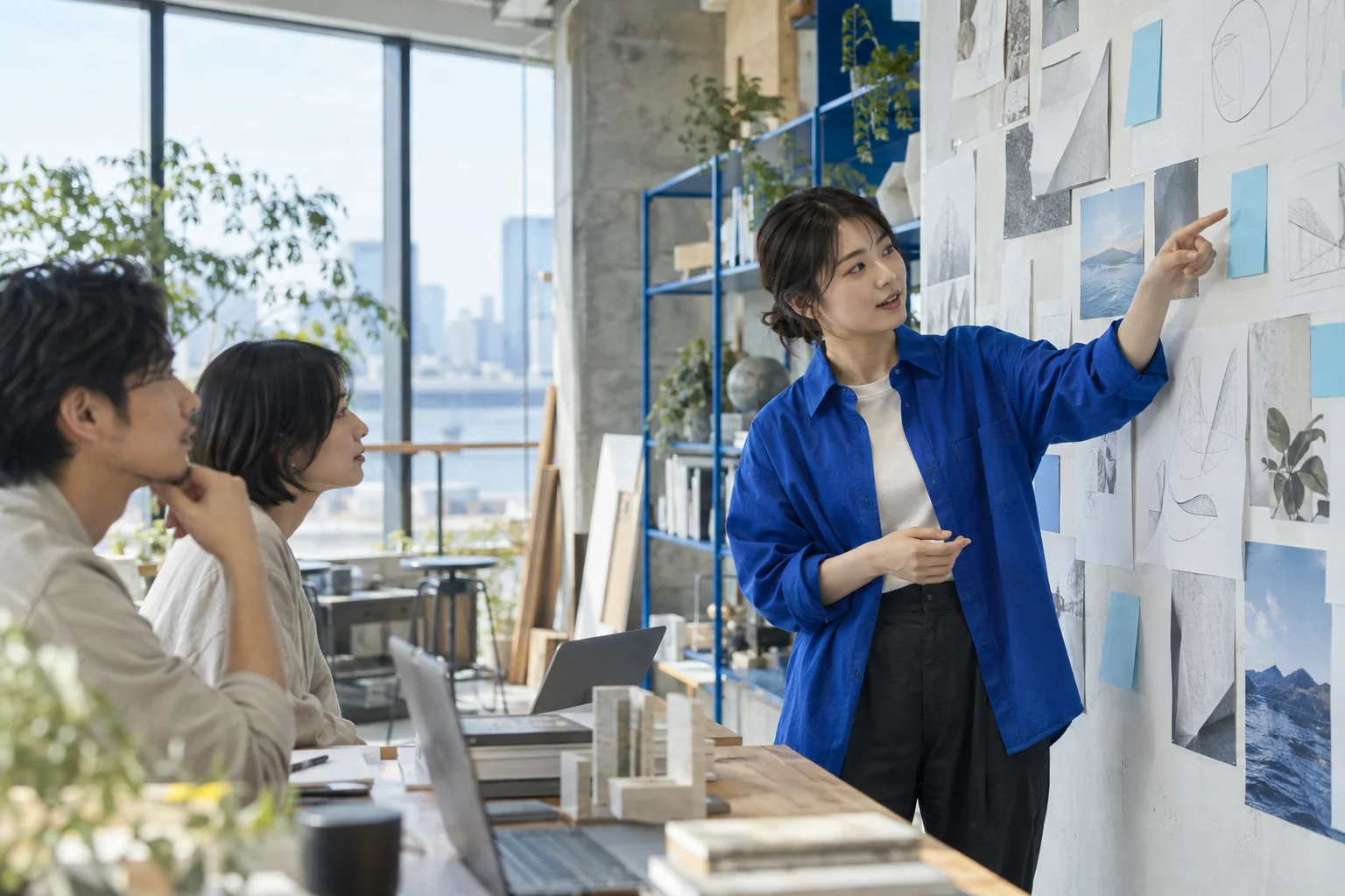 アイデアを見える場所に並べて対話するワークショップのイメージ