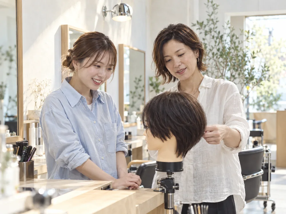 先輩と一緒に技術を練習するイメージ