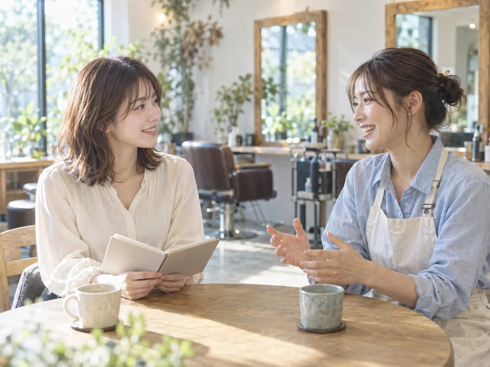 ノートを開き、先輩と経験や目標を話す場面のイメージ