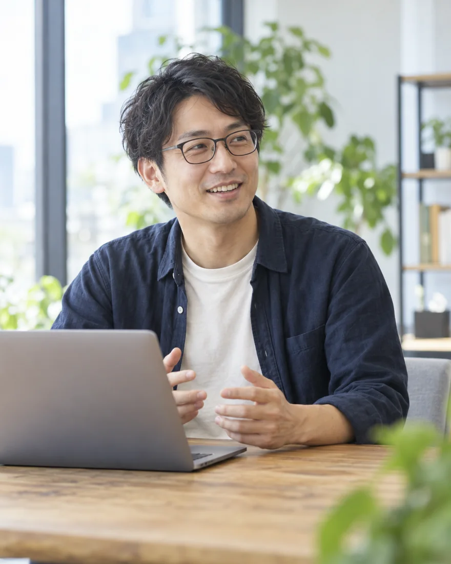 チームにアイデアを伝えるエンジニアのイメージ