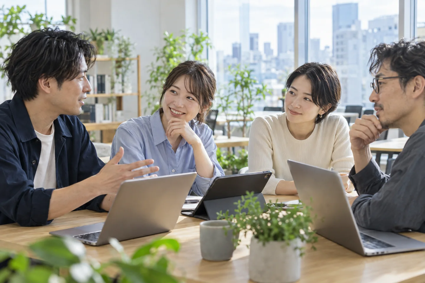 テーブルを囲んでプロダクトを考えるチームのイメージ