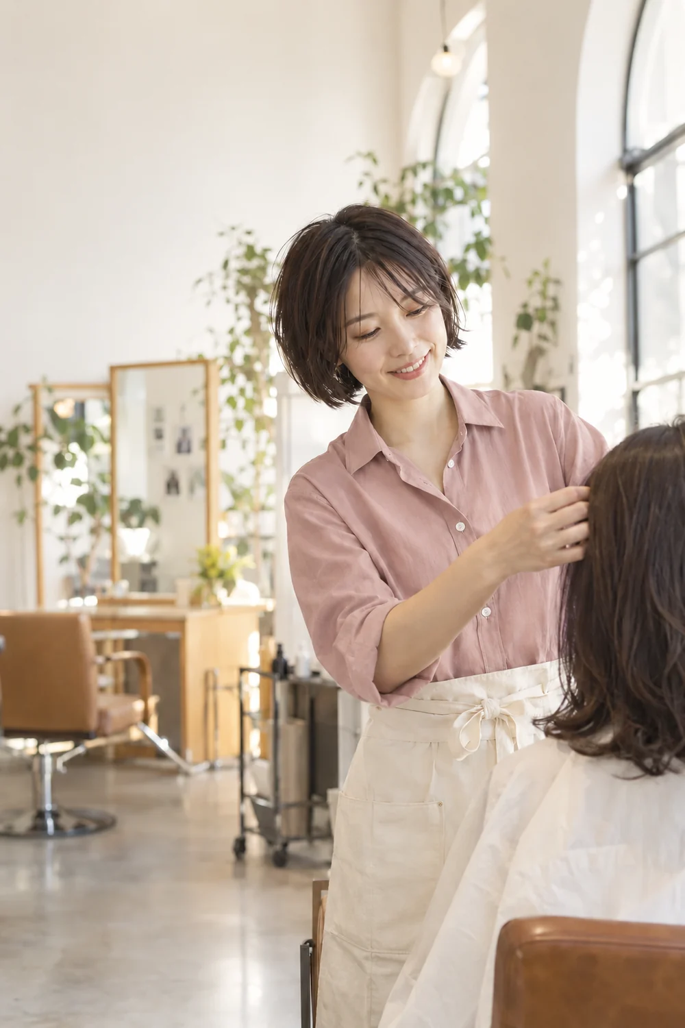 お客様の髪を整える美容師。架空サロンの生成イメージ