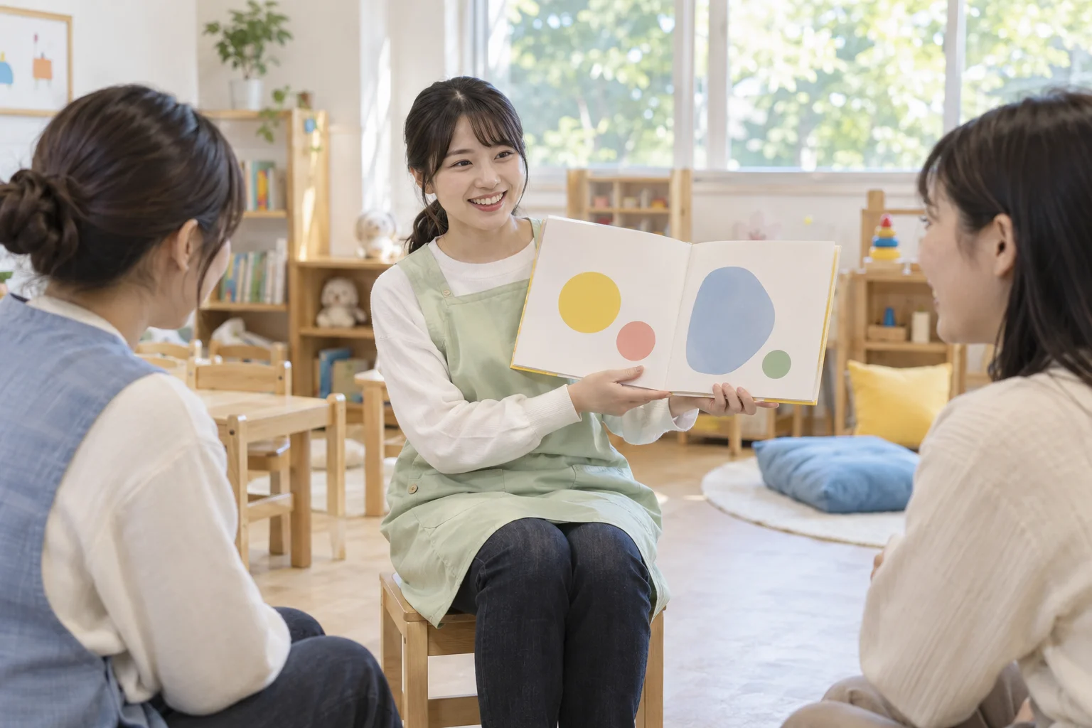 仲間と読み聞かせを試せる保育の実習環境イメージ