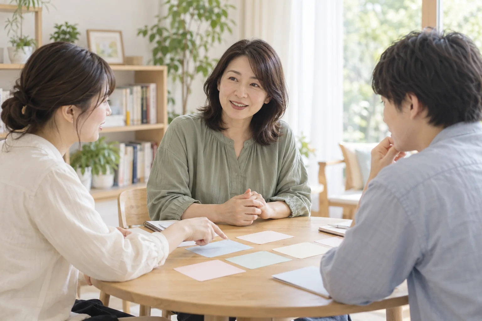 先生と学生が同じテーブルで話す相談イメージ