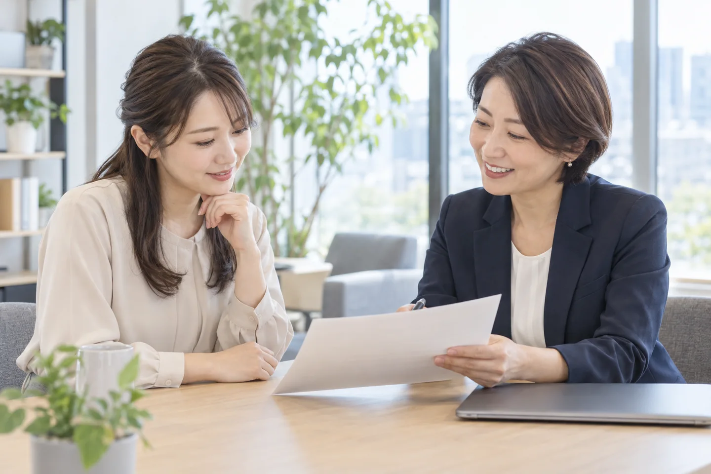 希望条件を紙に整理しながら話す相談者と担当者のイメージ