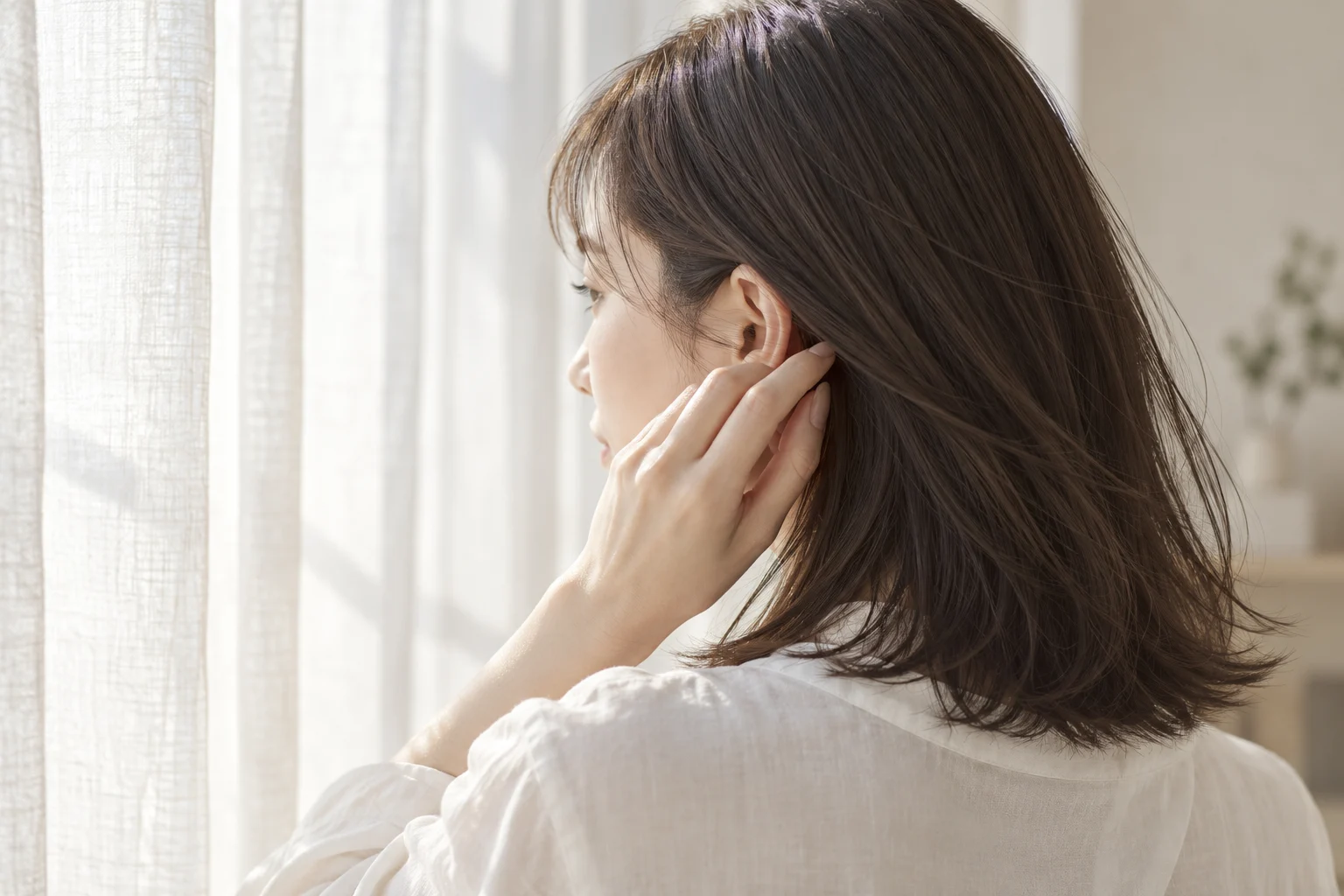窓辺で髪を耳にかける、穏やかな朝の生成イメージ