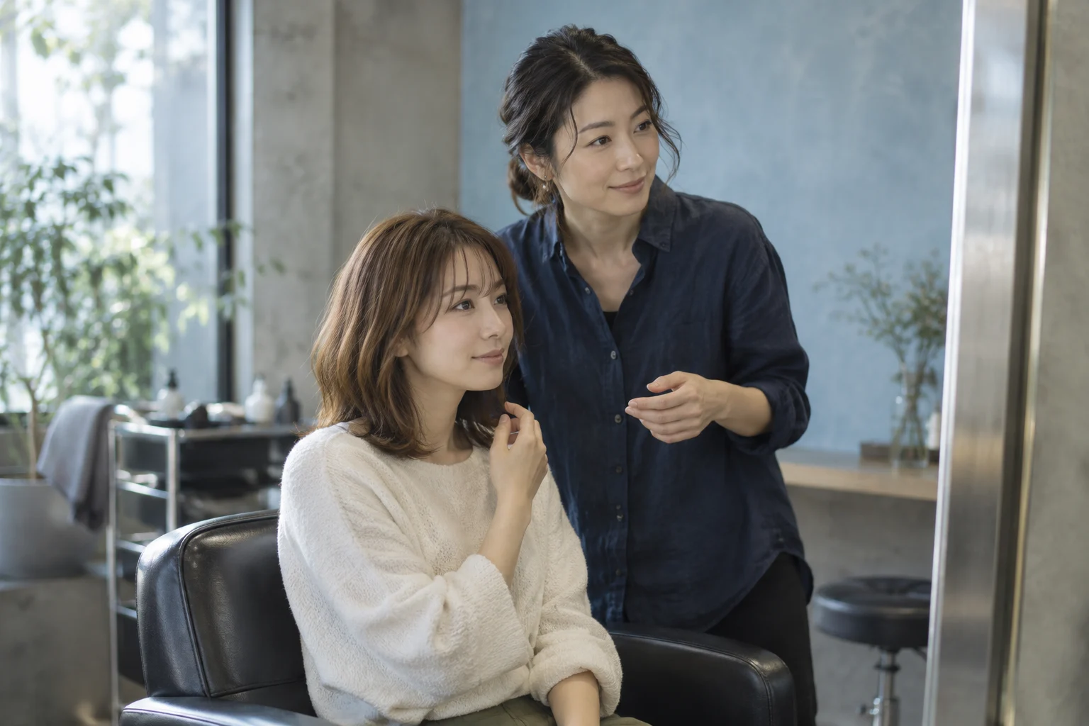 鏡を見ながら希望を相談する生成イメージ