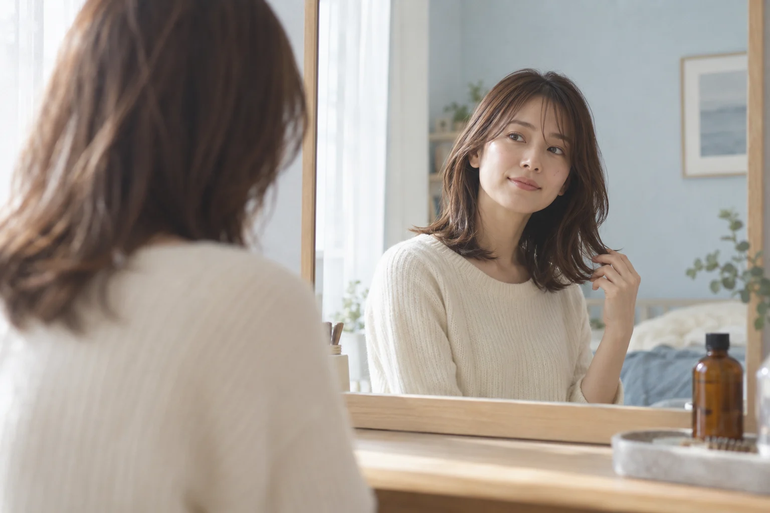 朝、自宅の鏡で髪の動きを確かめるスタイリングの生成イメージ