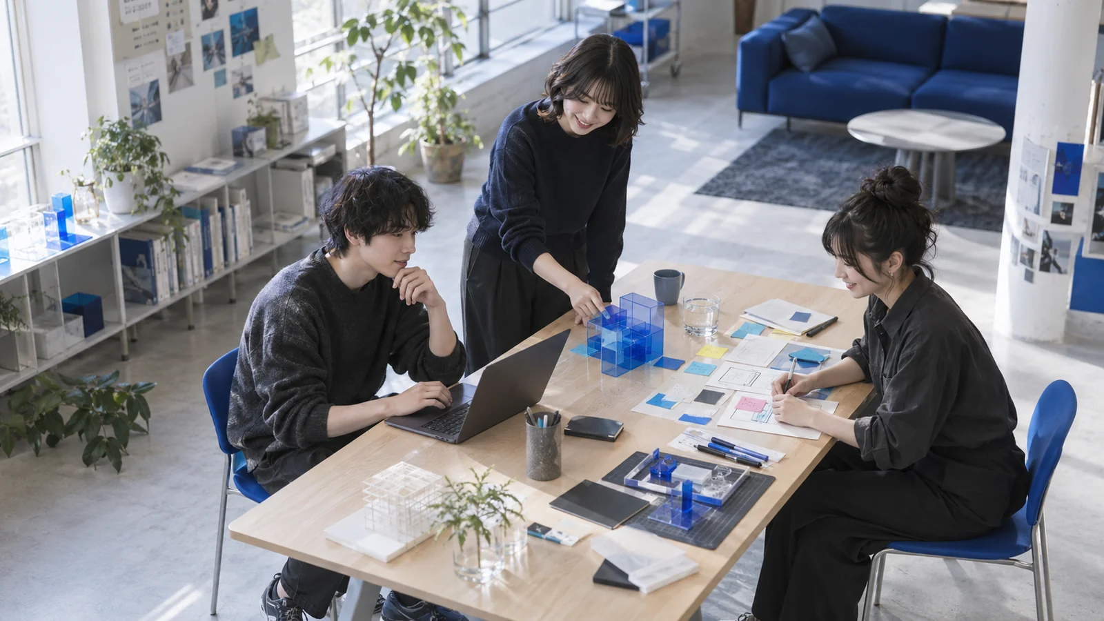 制作のアイデアを机に広げ、試作を進める学生の生成イメージ