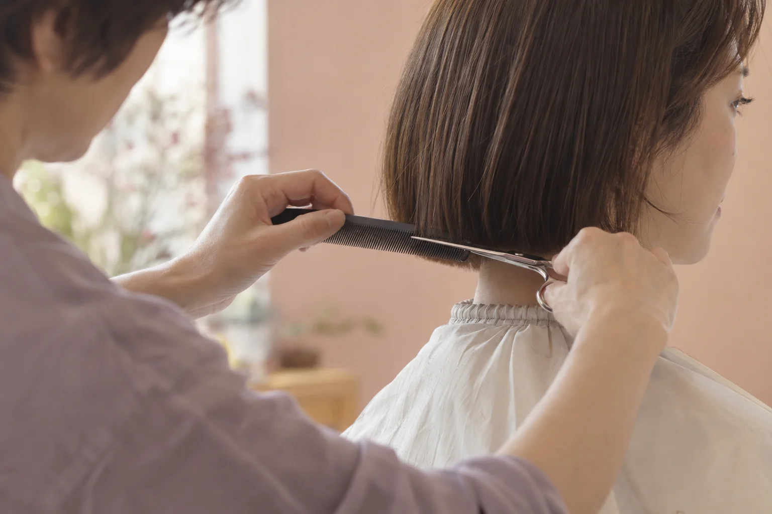 毛流れを見ながら毛先を整えるカットの生成イメージ