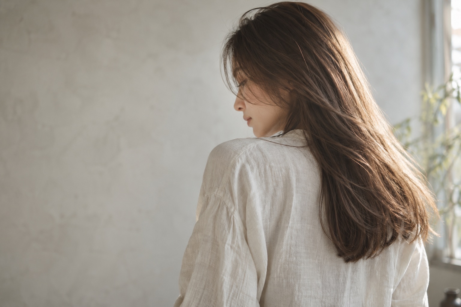 自然光のなかでやわらかなロングヘアが揺れる女性の生成イメージ