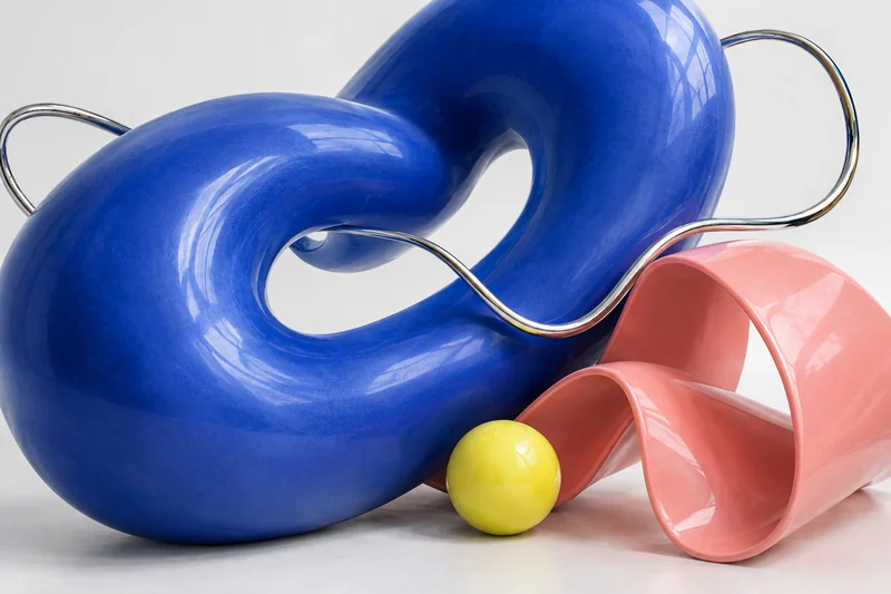 青いループとピンクの立体で、質感の違いを探る作品