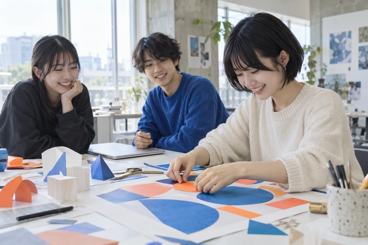 色紙を組み合わせて作品をつくる学生たちのイメージ